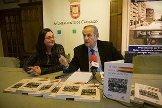 El alcalde y Cecilia Gutiérrez Lázaro, en la presentación del libro a los medios de comunicación