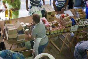 Reparto de 14 toneladas de alimentos no perecederos