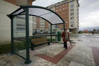 En Cros se han instalado en cuatro paradas de autobús que hasta ahora carecían de marquesinas