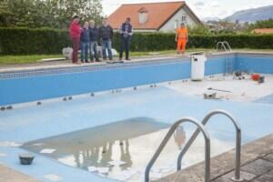 recta final de las reparaciones en la piscina municipal de Igollo