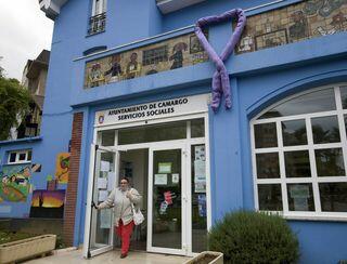 La Casa Altamira, sede de los Servicios Sociales, lució en su fachada un lazo morado, símbolo de la lucha contra la violencia de género