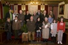 La concejala de Cultura, Jennifer Gómez, en rueda de prensa acompañada por representantes de los diez coros y escolanías participantes.