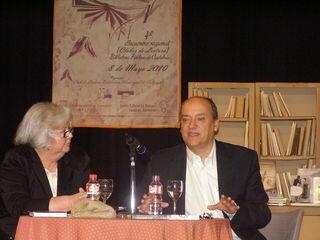 Gustavo Martín Garzo junto a la coordinadora del Club de Lectura de Camargo