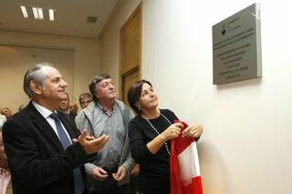 La vicepresidenta descubre la placa inaugural en compañía del alcalde y el presidente de la Junta Vecinal de Escobedo