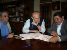 El alcalde de Camargo, Angel Duque, ha recibido en su despacho al alcalde del municipio salvadoreño de Ciudad Delgado, José Tomás Minero, y al representante en España del Frente Farabundo Martí para la Liberación Nacional (FMLN), Jorge Palencia.