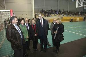 Las autoridades, en la inauguración del pabellón del colegio Juan de Herrera