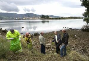 El alcalde visitó la zona con el concejal de Medio Ambiente y el presidente de la Junta Vecinal de Maliaño