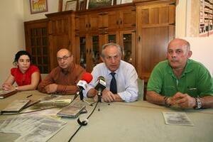 El alcalde y el concejal de Medio Ambiente acompañaron a la directora del documental y el presidente de Genoz en la presentación