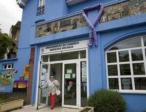 La Casa Altamira, sede de los Servicios Sociales, lució en su fachada un lazo morado, símbolo de la lucha contra la violencia de género