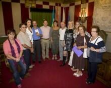 La concejala, Ana Haya, acompañada por representantes de las Juntas Vecinales y de varias asociaciones del Valle