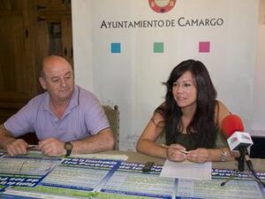 El alcalde pedáneo de Maliaño, Jesús María Amigo, acompañó a la concejala en la presentación de la Fiesta de la Convivencia de los Pueblos