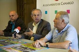 El alcalde con el concejal de Deportes y Medio Ambiente y el presidente de la Peña Sprint, durante la presentación del Día de la Bici