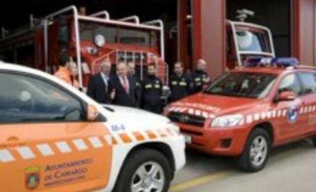 El alcalde de Camargo, Angel Duque, ha presentado los dos nuevos vehículos ligeros 4x4 que el Ayuntamiento ha adquirido