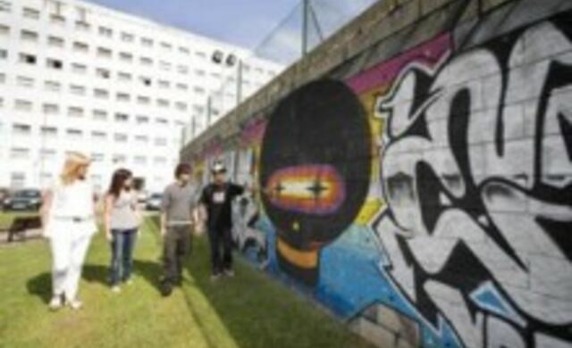 las concejalas de Cultura y Juventud, Jennifer Gómez y Ana Haya respectivamente, acompañadas por el presidente de la Asociación Ría y director del proyecto, Diego Cicero así como por el graffitero ‘Jank’ 