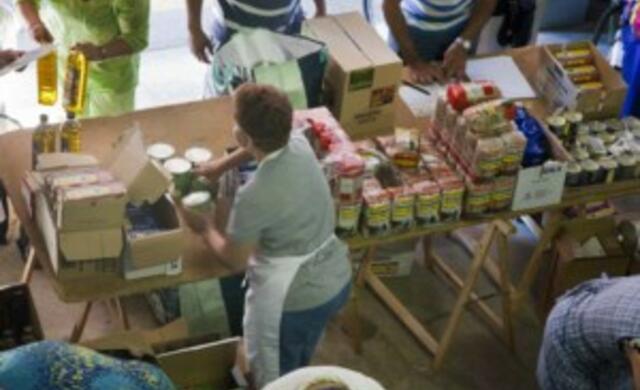 Reparto de 14 toneladas de alimentos no perecederos