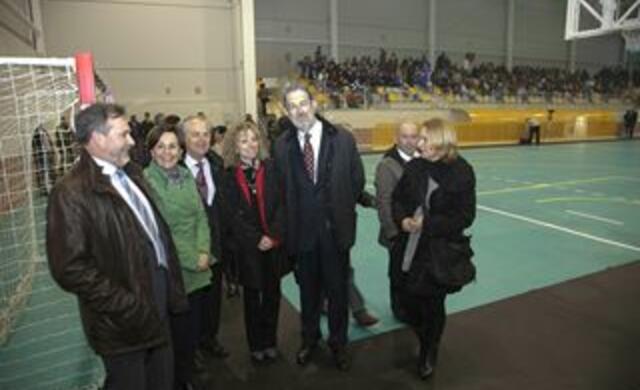 Las autoridades, en la inauguración del pabellón del colegio Juan de Herrera