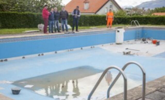 recta final de las reparaciones en la piscina municipal de Igollo