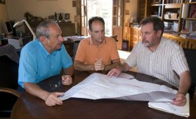 El alcalde y el concejal de Obras presentan el proyecto al presidente de la Junta Vecinal de Muriedas 