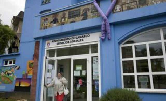 La Casa Altamira, sede de los Servicios Sociales, lució en su fachada un lazo morado, símbolo de la lucha contra la violencia de género