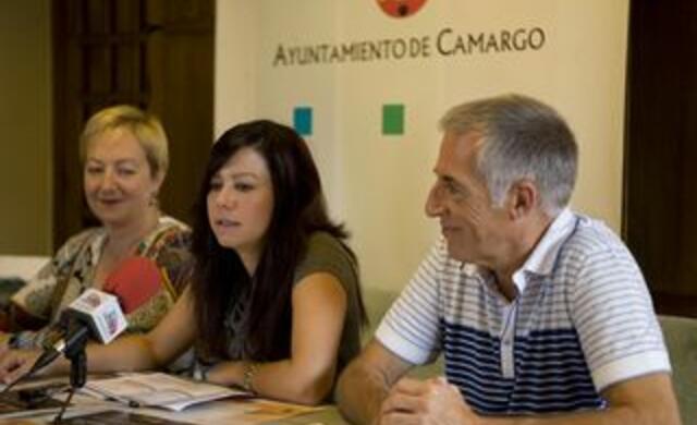 La concejala, Jennifer Gómez, con Ana Bolado y Laureano Mancebo en la presentación del programa 'Con otros acordes'