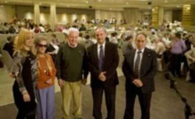 El alcalde y la concejala de Mayores entregaron los galardones a los homenajeados durante el encuentro anual de la Asociación de Jubilados.
