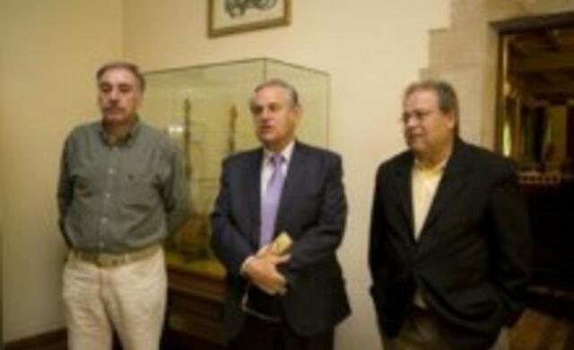 El alcalde de Camargo, Angel Duque, el presidente de la Asociación Aires Nuevos del Barrio Buenos Aires, Ramón Quijano, y el presidente de la Plataforma de Asociaciones Gitanas Romanés, Alfredo Vargas