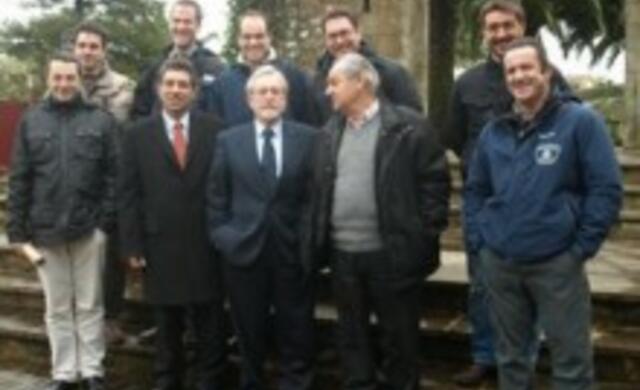 El alcalde de Camargo, Angel Duque, reunido en el Ayuntamiento con representantes de la Confederación Hidrográfica del Cantábrico y técnicos de las dos empresas que ejecutarán las obras. 
