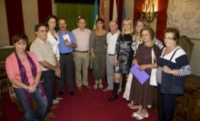 La concejala, Ana Haya, acompañada por representantes de las Juntas Vecinales y de varias asociaciones del Valle
