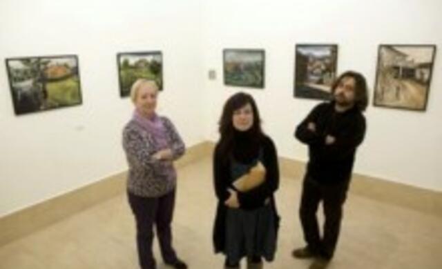 La concejala de Cultura, Jennifer Gómez en la sala de exposiciones del Centro Cultural la Vidriera 