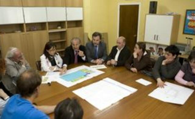 El alcalde presentó recientemente el proyecto del pabellón a la directiva escolar del Juan de Herrera