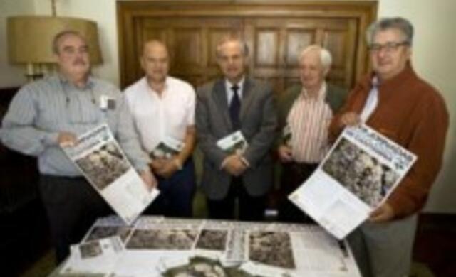 El alcalde, Angel Duque, el presidente de la Sociedad, Alberto Pérez Puente, el vicepresidente, Valentín Castañera, el secretario, Antonio del Piñal, y el coordinador de la revista ‘Yesca’, José Luis Alonso.